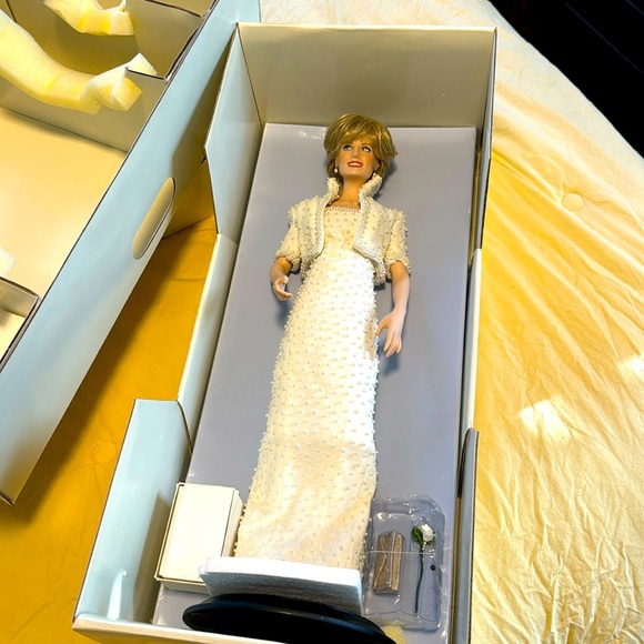 NEW IN BOX Princess Diana collector doll - Picture 1 of 8